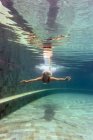 Donna immersioni subacquee — Foto stock