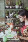 Жінка живопис рослини з акварелі — стокове фото