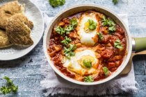 Bell pepper Shakshouka with naan — Stock Photo