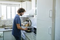 Homem cozinhar na cozinha — Fotografia de Stock