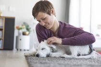 Femme caressant chien — Photo de stock