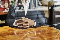 Homme d'affaires avec les mains sur la table — Photo de stock