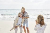Fille prenant des photos de mère et grand-mère — Photo de stock