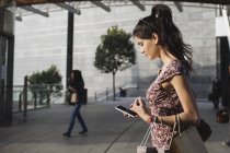 Woman using cell phone in city — Stock Photo
