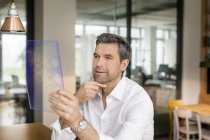 Homme d'affaires utilisant un appareil portable — Photo de stock