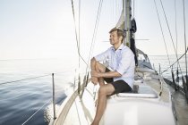 Uomo relax in barca a vela — Foto stock