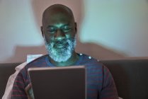 Reifer Mann mit digitalem Tablet — Stockfoto