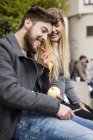 Mulher alimentando namorado com casca — Fotografia de Stock