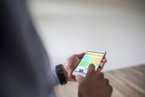 Обрізаний портрет людини за допомогою смартфона — стокове фото