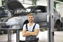 Mécanicien automobile debout dans l'atelier — Photo de stock