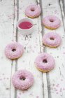 Seis rosquillas con glaseado rosa - foto de stock