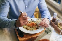 Mann isst in Restaurant zu Abend — Stockfoto