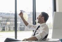 Geschäftsmann sitzt am Schreibtisch im Büro — Stockfoto