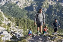 Amigos trekking en las montañas Dolomtes - foto de stock