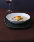 Каштановий суп з морським гребінцем — стокове фото