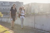 Германия, Берлин, Молодая пара путешествует Берлин с рюкзаками — стоковое фото