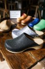 Bunte Holzschuhe auf dem Tisch — Stockfoto