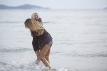 Mulheres se divertindo no mar — Fotografia de Stock