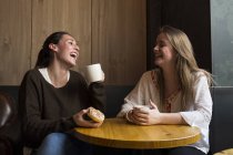 Amici con tazze di caffè in caffè — Foto stock