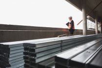 Hombre de pie en el edificio en construcción - foto de stock