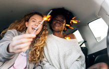 Amigos do sexo feminino segurando sparklers — Fotografia de Stock