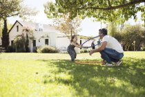 Padre giocare con figlia in erba — Foto stock