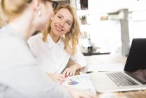 Femmes d'affaires travaillant sur le projet — Photo de stock