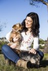 Donna con terrier yorkshire — Foto stock