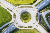 Вид с воздуха на круговую дорогу с зеленой травой — стоковое фото