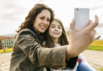Mother and daughter taking selfie — Stock Photo
