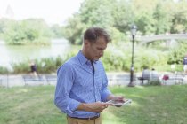 Mann mit digitalem Tablet — Stockfoto