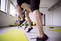 Groupe d'athlètes faisant de l'exercice au gymnase — Photo de stock