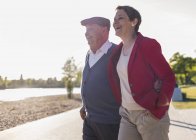 Hombre mayor divirtiéndose con hija adulta — Stock Photo
