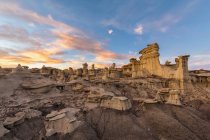 Estados Unidos, Nuevo México, Cuenca de San Juan, Valle de los Sueños, Badlands, Ah-shi-sle-pah Wash, formación de rocas areniscas, hoodoos al atardecer - foto de stock