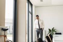 Homme d'affaires debout dans la salle de conférence — Photo de stock
