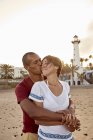 Spagna, Isole Canarie, Gran Canaria, coppia che si abbraccia davanti al faro — Foto stock
