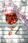 Ciotola di fragole sul tavolo da giardino — Foto stock