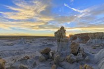 Estados Unidos, Nuevo México, Cuenca de San Juan, Valle de los Sueños, Badlands, Ah-shi-sle-pah Wash, formación de roca arenisca, hoodoos al amanecer - foto de stock