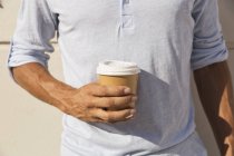 Hombre sosteniendo llevar café - foto de stock