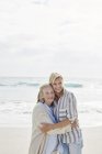 Старшая женщина и взрослая дочь стоят на пляже — стоковое фото