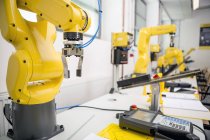 Robot industrial en la planta - foto de stock