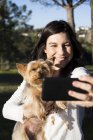 Mulher a tomar selfie com cão — Fotografia de Stock