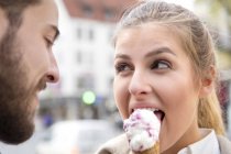 Frau isst Eis mit Freund — Stockfoto