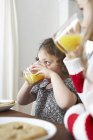 Petites filles boire du jus d'orange — Photo de stock