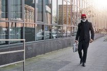 Geschäftsmann läuft auf der Straße — Stockfoto