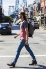 Portrait d'un homme mi-adulte marchant dans la rue — Photo de stock