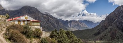 Vista della casa di villetta sulla collina durante il giorno, himalaya — Foto stock