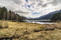 Österreich, Tirol, Blick auf Schwarzsee und See im Hintergrund — Stockfoto