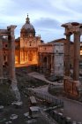 Roma. Itália. O Fórum Romano (Foro Romano), o Templo de Vespasiano, a Igreja de Santi Luca e Martina vista iluminada — Fotografia de Stock