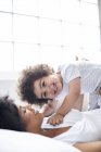 Ritratto di bambino con madre sul divano di casa — Foto stock